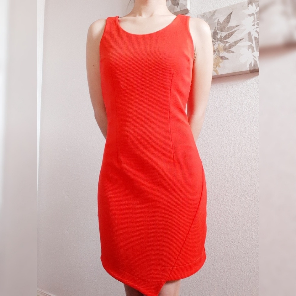 Orange sleeveless dress Attention
